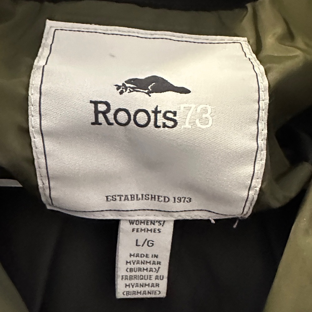 ROOTS Y2K Women’s Minimalist Olive Quilted Coat with Sleeve Patch Sz Lg - Picture 3 of 17